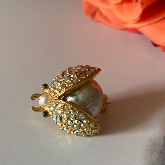 Vintage bee brooch with Pearl and aurora Borealis style crystals gold tone - Picture 2 of 5